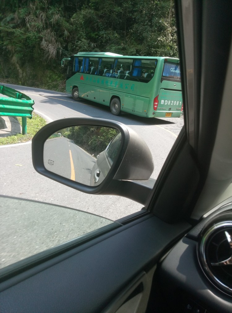 拐弯时差点都快追上旅游车